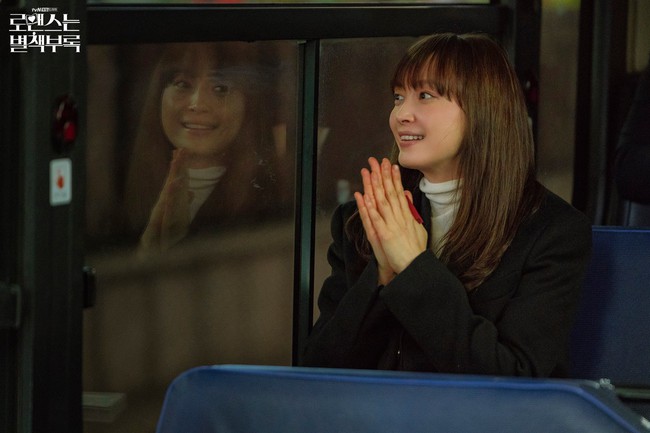 Phụ lục tình yêu tung ảnh hậu trường phim, Lee Jong Suk chẳng chụp cùng Lee Na Young tấm nào - Ảnh 4.