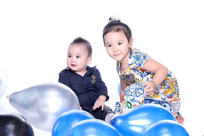 Con trai Trang Nhung lần đầu lộ diện trong bộ ảnh gia đình, mới 1 tuổi đã mặc đồ hiệu tạo dáng đáng yêu - Ảnh 4.