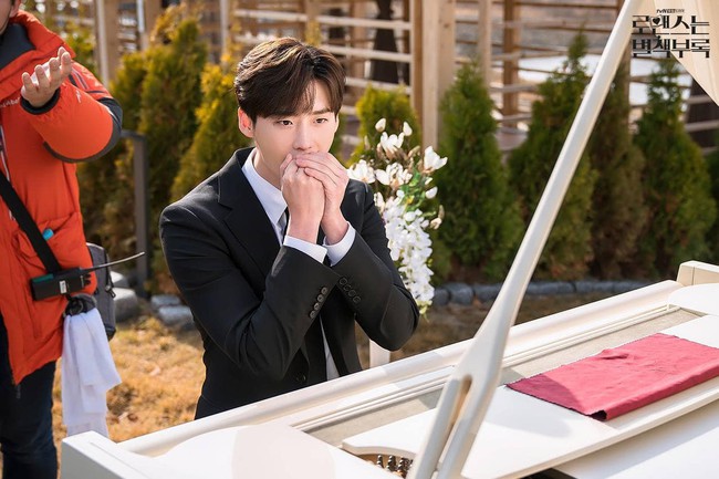 Phụ lục tình yêu tung ảnh hậu trường phim, Lee Jong Suk chẳng chụp cùng Lee Na Young tấm nào - Ảnh 5.