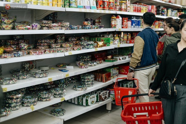 Choáng với cảnh siêu thị ở Hà Nội kín đặc người ngày cuối năm, khách trèo lên cả kệ hàng để mua sắm - Ảnh 5.