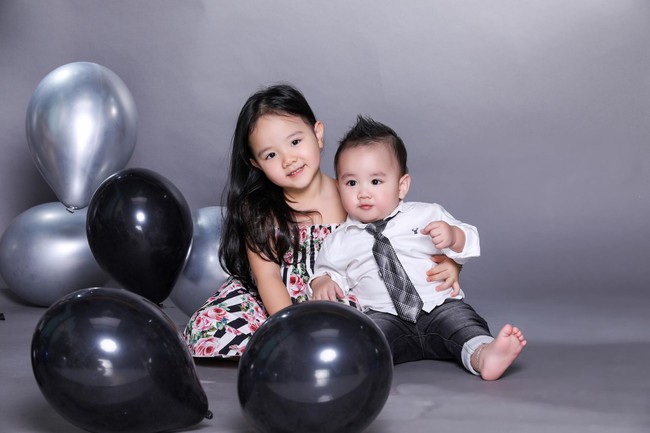 Con trai Trang Nhung lần đầu lộ diện trong bộ ảnh gia đình, mới 1 tuổi đã mặc đồ hiệu tạo dáng đáng yêu - Ảnh 8.