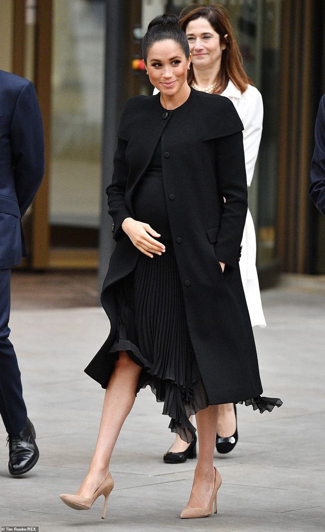 Mặc lại đồ cũ giống chị dâu Kate, Meghan vô tình để lộ “bằng chứng” liên quan đến nghi vấn mang thai giả - Ảnh 1. Mặc lại đồ cũ giống chị dâu Kate, Meghan vô tình để lộ “bằng chứng” liên quan đến nghi vấn mang thai giả - Ảnh 1.