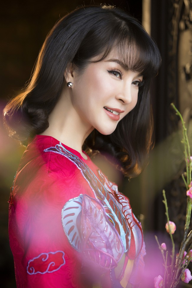 Không hổ danh là người đẹp không tuổi, MC Thanh Mai căng tràn sức sống khi diện áo dài thêu đón Tết - Ảnh 2.