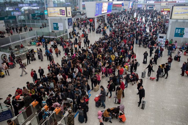 Mùa xuân vận của Trung Quốc: Hàng trăm triệu người nghìn nghịt đổ về quê ăn Tết, chen chúc nhau khắp ga tàu, bến bãi - Ảnh 1.