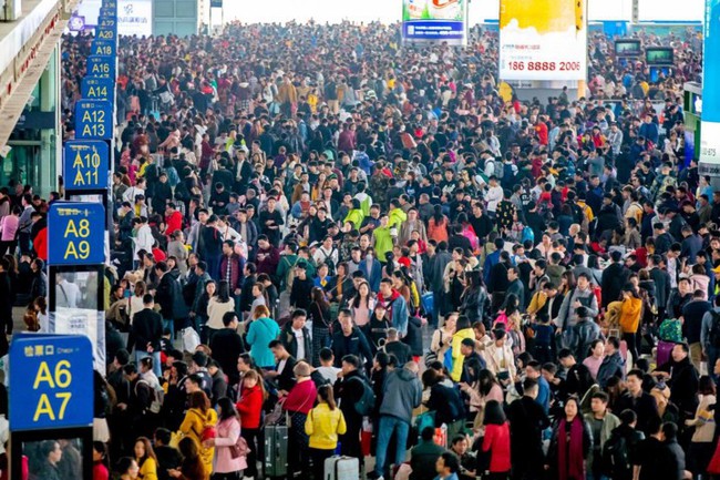 Mùa xuân vận của Trung Quốc: Hàng trăm triệu người nghìn nghịt đổ về quê ăn Tết, chen chúc nhau khắp ga tàu, bến bãi - Ảnh 6.