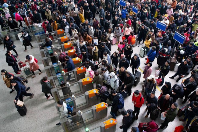 Mùa xuân vận của Trung Quốc: Hàng trăm triệu người nghìn nghịt đổ về quê ăn Tết, chen chúc nhau khắp ga tàu, bến bãi - Ảnh 7.