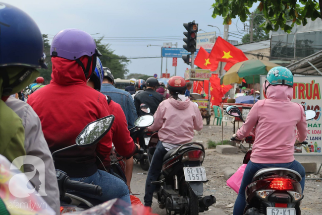 Hàng nghìn người miền Tây đổ lên Sài Gòn chiều tối mùng 6 Tết, mang cả theo gà, chó khiến quốc lộ 1 kẹt cứng - Ảnh 15.