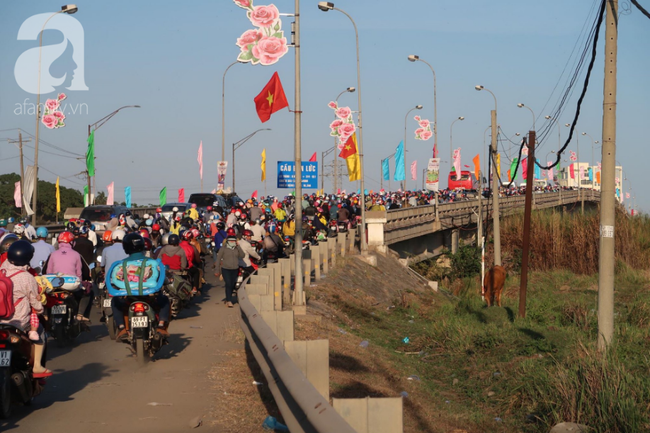 Hàng nghìn người miền Tây đổ lên Sài Gòn chiều tối mùng 6 Tết, mang cả theo gà, chó khiến quốc lộ 1 kẹt cứng - Ảnh 3.