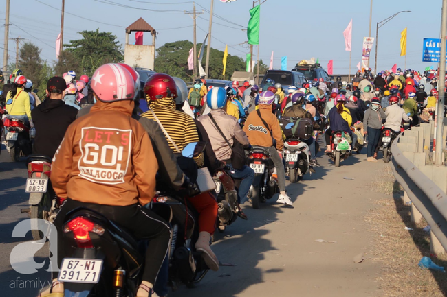 Hàng nghìn người miền Tây đổ lên Sài Gòn chiều tối mùng 6 Tết, mang cả theo gà, chó khiến quốc lộ 1 kẹt cứng - Ảnh 5.