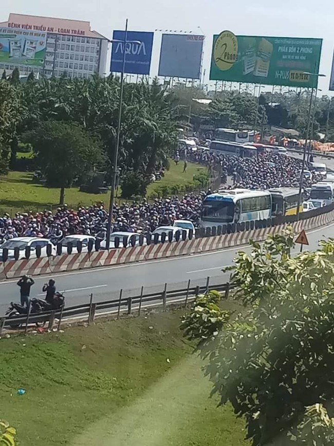 Loạt ảnh cho thấy đã chính thức hết Tết:  Hàng trăm phương tiện ùn ùn quay trở về thành phố - Ảnh 4.