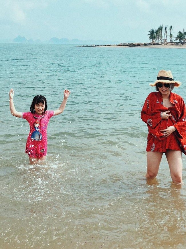 Mang bụng bầu khá lớn, hot girl đời đầu Mi Vân vẫn xinh đẹp nức lòng diện bikini khi đi tắm biển - Ảnh 6.