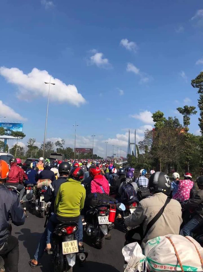 Loạt ảnh cho thấy đã chính thức hết Tết:  Hàng trăm phương tiện ùn ùn quay trở về thành phố - Ảnh 5.