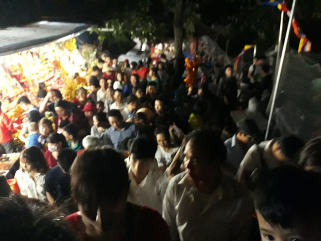 Hàng vạn người chen chân trẩy hội chùa Hương thâu đêm - Ảnh 2.