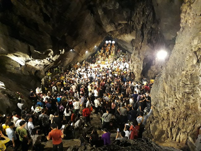 Hàng vạn người chen chân trẩy hội chùa Hương thâu đêm - Ảnh 3.