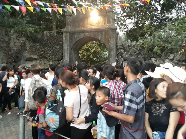 Hàng vạn người chen chân trẩy hội chùa Hương thâu đêm - Ảnh 4.