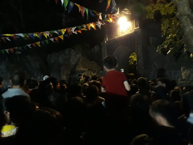 Hàng vạn người chen chân trẩy hội chùa Hương thâu đêm - Ảnh 5.