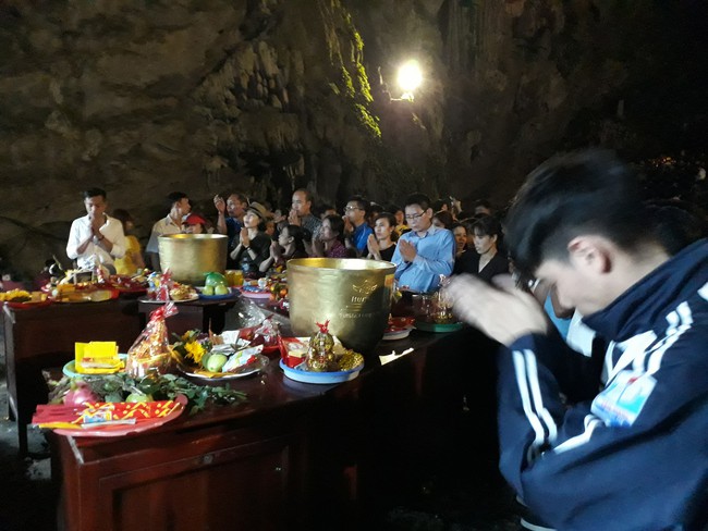 Hàng vạn người chen chân trẩy hội chùa Hương thâu đêm - Ảnh 6.