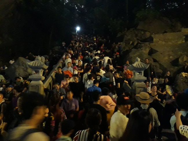 Hàng vạn người chen chân trẩy hội chùa Hương thâu đêm - Ảnh 7.