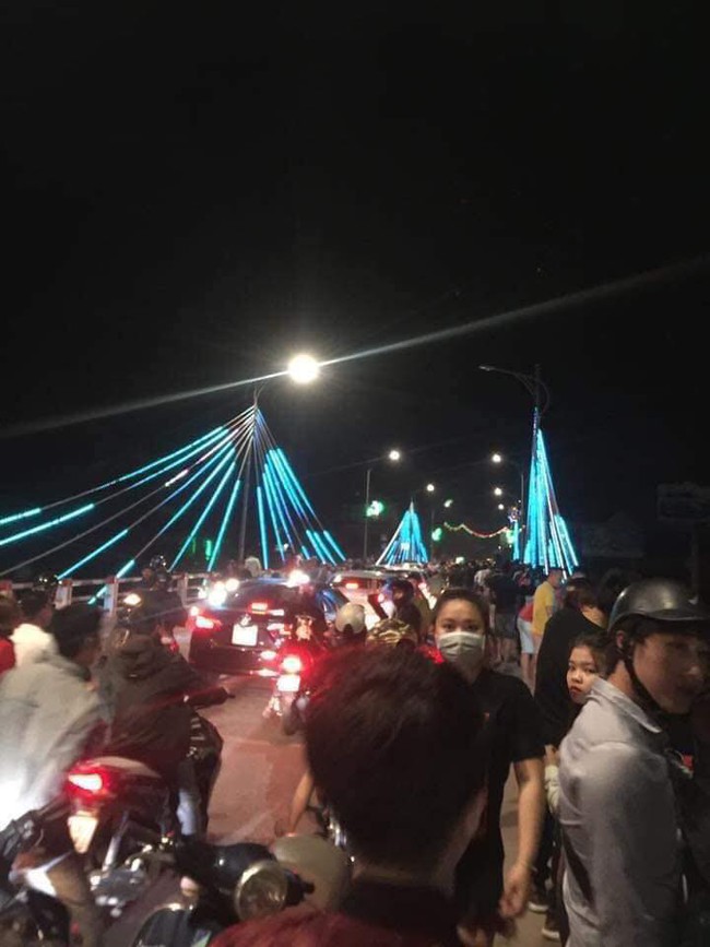 Thái Nguyên: Trắng đêm tìm kiếm nữ sinh nhảy cầu tự tử - Ảnh 5. Thái Nguyên: Trắng đêm tìm kiếm nữ sinh nhảy cầu tự tử - Ảnh 5.