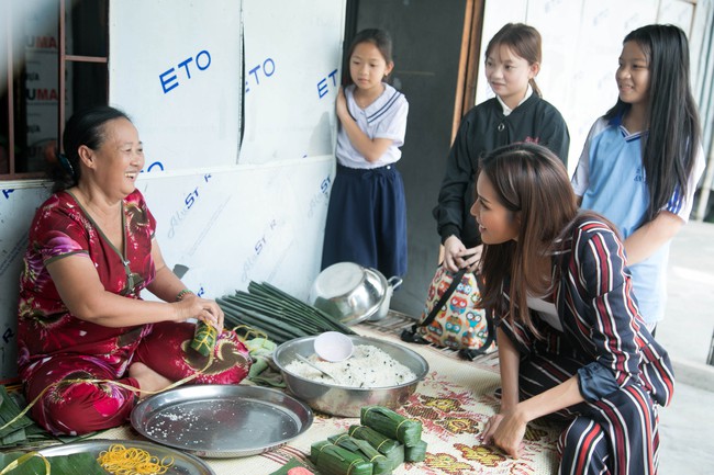 Minh Tú xúc động khi mang cái Tết ấm áp cho 4 bà cháu nhà nghèo tại Đồng Tháp - Ảnh 1. Minh Tú xúc động khi mang cái Tết ấm áp cho 4 bà cháu nhà nghèo tại Đồng Tháp - Ảnh 1.