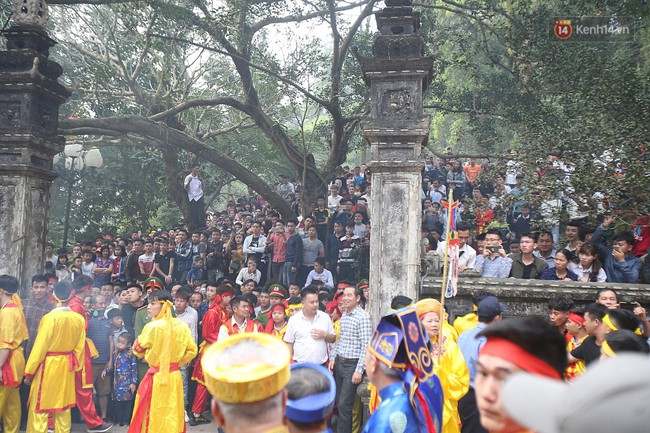 Hà Nội: “Tướng bà” 12 tuổi được ngồi trên kiệu, bảo vệ nghiêm ngặt tránh bị bắt cóc ở hội Gióng - Ảnh 1.