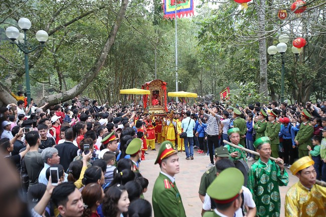 Hà Nội: “Tướng bà” 12 tuổi được ngồi trên kiệu, bảo vệ nghiêm ngặt tránh bị bắt cóc ở hội Gióng - Ảnh 10.