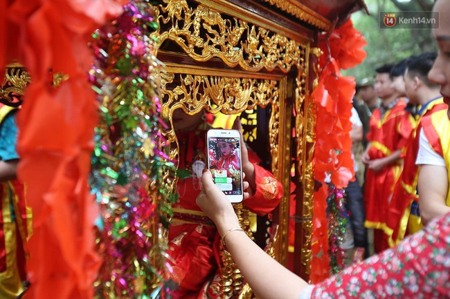 Hà Nội: “Tướng bà” 12 tuổi được ngồi trên kiệu, bảo vệ nghiêm ngặt tránh bị bắt cóc ở hội Gióng - Ảnh 11.