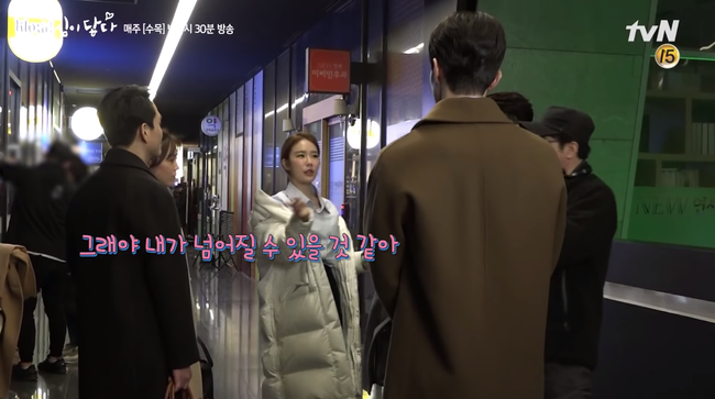 Lee Dong Wook - Yoo In Na vui đùa cực nhắng trong hậu trường phim Chạm đến trái tim - Ảnh 9.
