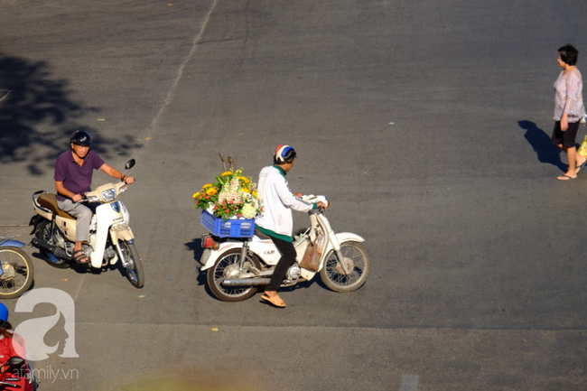 Người Sài Gòn vẫn còn nghỉ Tết trong ngày đi làm đầu tiên của năm Kỷ Hợi 2019, đường sá vắng tanh - Ảnh 2.