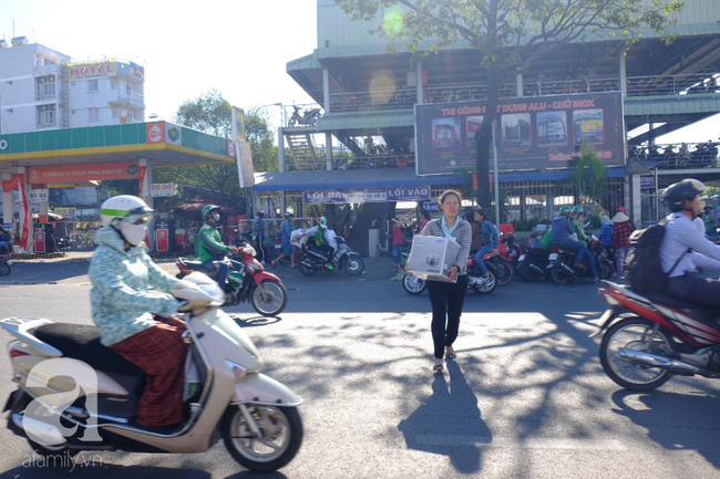 Người Sài Gòn vẫn còn nghỉ Tết trong ngày đi làm đầu tiên của năm Kỷ Hợi 2019, đường sá vắng tanh - Ảnh 14.