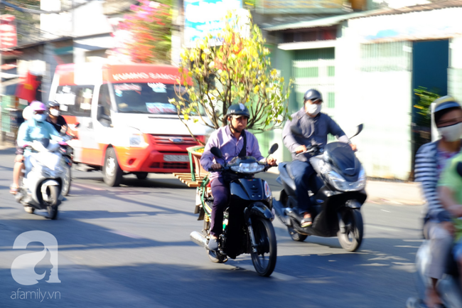 Người Sài Gòn vẫn còn nghỉ Tết trong ngày đi làm đầu tiên của năm Kỷ Hợi 2019, đường sá vắng tanh - Ảnh 11.