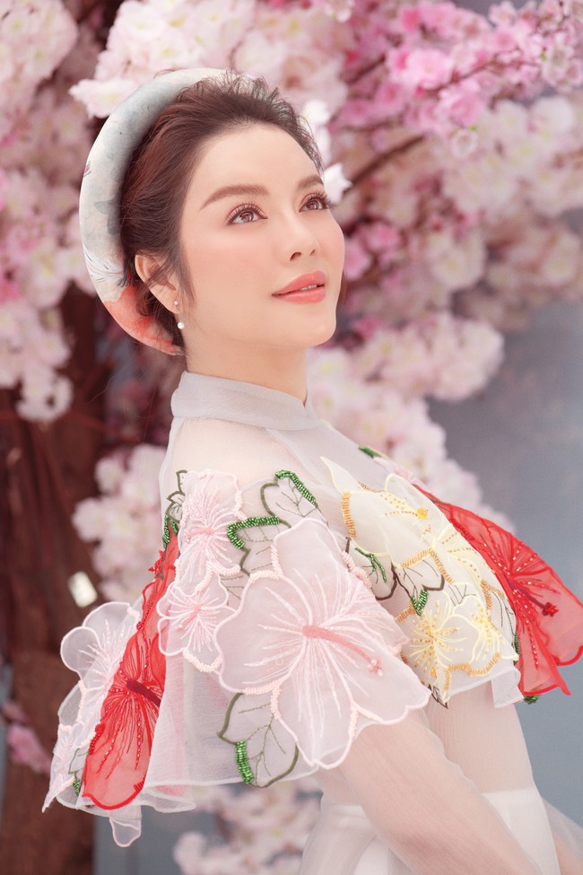 Lý Nhã Kỳ khoe vẻ đẹp không tuổi trong tà áo dài cách tân - Ảnh 3. Lý Nhã Kỳ khoe vẻ đẹp không tuổi trong tà áo dài cách tân - Ảnh 3.