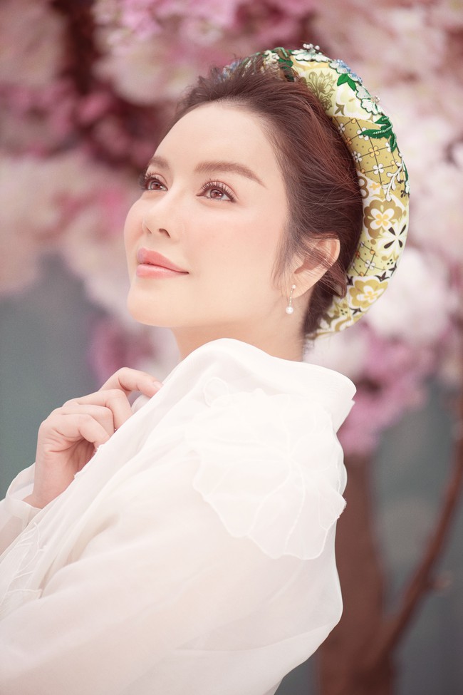 Lý Nhã Kỳ khoe vẻ đẹp không tuổi trong tà áo dài cách tân - Ảnh 9. Lý Nhã Kỳ khoe vẻ đẹp không tuổi trong tà áo dài cách tân - Ảnh 9.