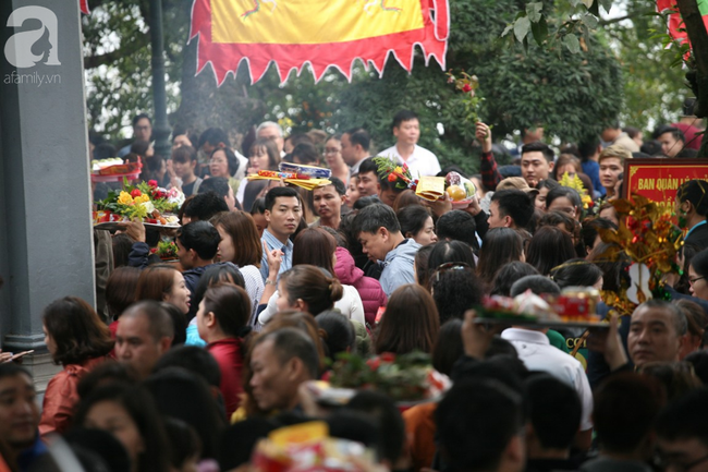 Hà Nội: Phủ Tây Hồ đông nghẹt thở, dân công sở ùn ùn kéo đến làm lễ đầu năm - Ảnh 6.