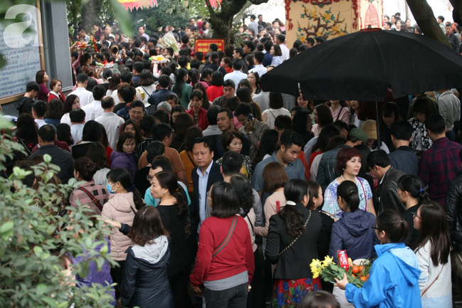 Hà Nội: Phủ Tây Hồ đông nghẹt thở, dân công sở ùn ùn kéo đến làm lễ đầu năm - Ảnh 7.