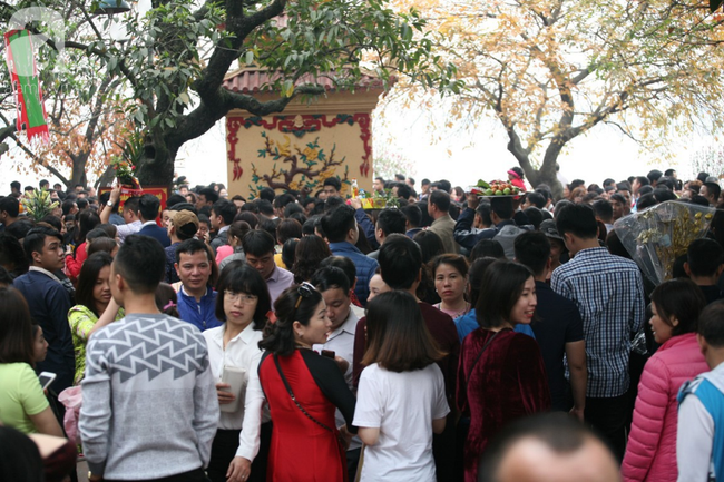 Hà Nội: Phủ Tây Hồ đông nghẹt thở, dân công sở ùn ùn kéo đến làm lễ đầu năm - Ảnh 8.