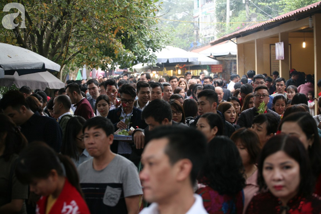 Hà Nội: Phủ Tây Hồ đông nghẹt thở, dân công sở ùn ùn kéo đến làm lễ đầu năm - Ảnh 9.