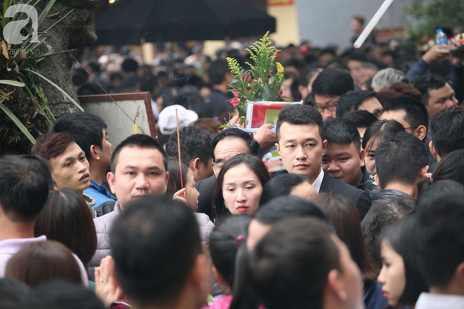 Hà Nội: Phủ Tây Hồ đông nghẹt thở, dân công sở ùn ùn kéo đến làm lễ đầu năm - Ảnh 15.
