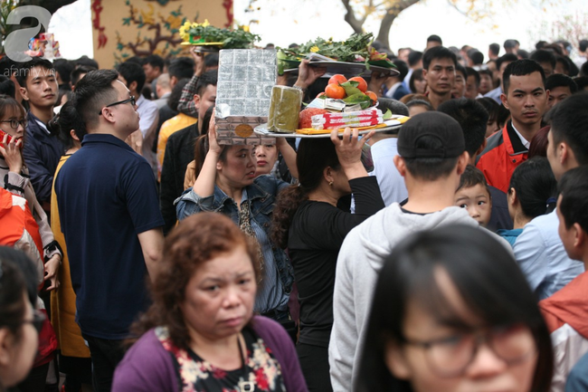Hà Nội: Phủ Tây Hồ đông nghẹt thở, dân công sở ùn ùn kéo đến làm lễ đầu năm - Ảnh 18.