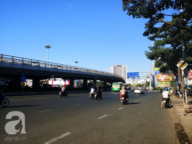 Người Sài Gòn vẫn còn nghỉ Tết trong ngày đi làm đầu tiên của năm Kỷ Hợi 2019, đường sá vắng tanh - Ảnh 5.