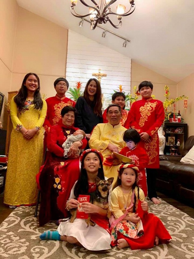 Dù đang ở cữ nhưng Thân Thúy Hà vẫn xinh đẹp rạng rỡ thế này trong ảnh đón Tết muộn cùng con gái - Ảnh 2. Dù đang ở cữ nhưng Thân Thúy Hà vẫn xinh đẹp rạng rỡ thế này trong ảnh đón Tết muộn cùng con gái - Ảnh 2.
