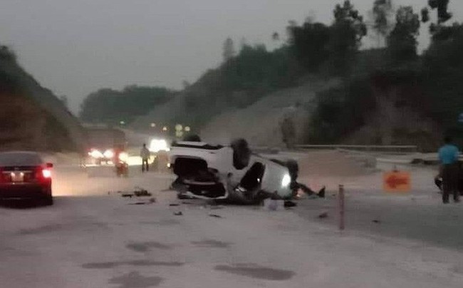 Mazda 6 lật trên cao tốc Nội Bài - Lào Cai, 3 người bị thương - Ảnh 1.