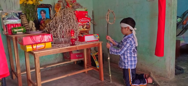 Mẹ bỏ đi biệt tích, hai đứa trẻ ngã quỵ trước linh cữu người cha vừa qua đời vì tai nạn giao thông - Ảnh 1. Mẹ bỏ đi biệt tích, hai đứa trẻ ngã quỵ trước linh cữu người cha vừa qua đời vì tai nạn giao thông - Ảnh 1.