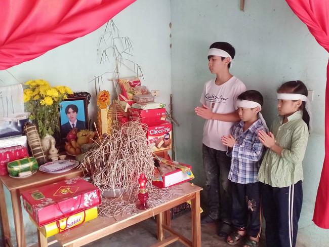 Mẹ bỏ đi biệt tích, hai đứa trẻ ngã quỵ trước linh cữu người cha vừa qua đời vì tai nạn giao thông - Ảnh 2. Mẹ bỏ đi biệt tích, hai đứa trẻ ngã quỵ trước linh cữu người cha vừa qua đời vì tai nạn giao thông - Ảnh 2.
