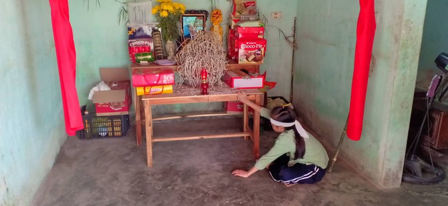 Mẹ bỏ đi biệt tích, hai đứa trẻ ngã quỵ trước linh cữu người cha vừa qua đời vì tai nạn giao thông - Ảnh 4. Mẹ bỏ đi biệt tích, hai đứa trẻ ngã quỵ trước linh cữu người cha vừa qua đời vì tai nạn giao thông - Ảnh 4.