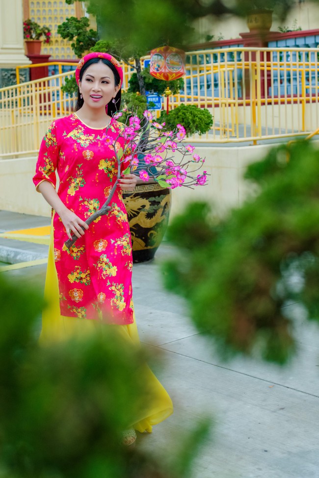 Ca sĩ tỷ phú Hà Phương ‘tạm quên’ hàng hiệu, diện áo dài nền nã đi chùa ở California - Ảnh 6.