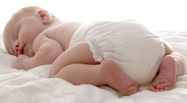Mẹ đừng lo khi thấy bé hay nằm sấp, tư thế ngủ ấy tưởng không lợi mà lợi không tưởng, tránh bệnh tật hiệu quả - Ảnh 2.