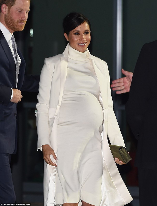 Meghan tái xuất sau vụ lùm xùm với cha đẻ, dù thần thái rạng ngời nhưng người dùng mạng vẫn soi ra điểm bất thường - Ảnh 2. Meghan tái xuất sau vụ lùm xùm với cha đẻ, dù thần thái rạng ngời nhưng người dùng mạng vẫn soi ra điểm bất thường - Ảnh 2.