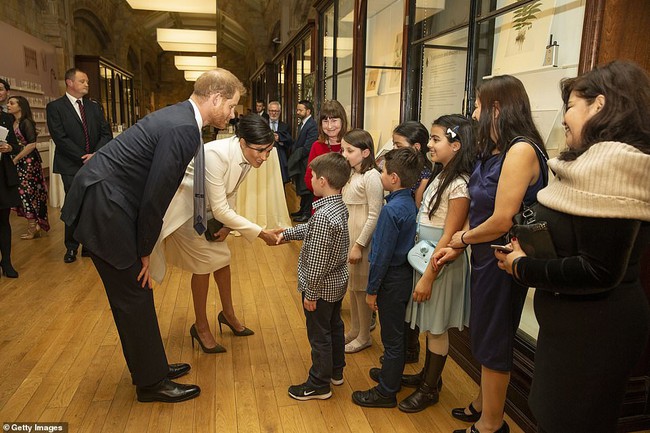 Meghan tái xuất sau vụ lùm xùm với cha đẻ, dù thần thái rạng ngời nhưng người dùng mạng vẫn soi ra điểm bất thường - Ảnh 4. Meghan tái xuất sau vụ lùm xùm với cha đẻ, dù thần thái rạng ngời nhưng người dùng mạng vẫn soi ra điểm bất thường - Ảnh 4.