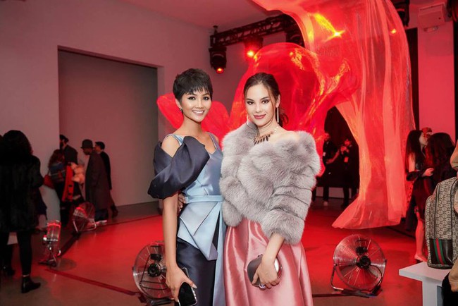 H’Hen Niê và Catriona Gray đẹp “bất phân thắng bại” khi hội ngộ tại New York Fashion Week - Ảnh 3.